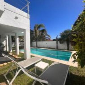 uma casa com piscina no quintal em Studio Zen em Cidade do Cabo