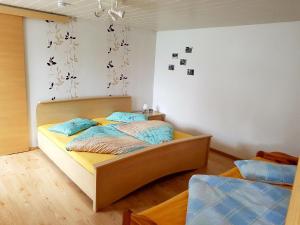 um quarto com duas camas num quarto em Ferienwohnung mit Gartenterrasse in der Nähe vieler Wanderwege und Ausflugsziele em Schwarzatal