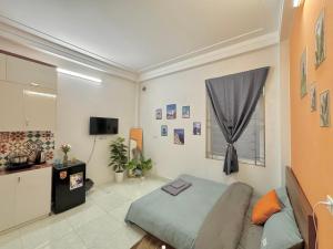 1 dormitorio con 1 cama y TV en Sweet home * Center * Cozy, en Hanói
