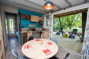 Kuchyň nebo kuchyňský kout v ubytování Camping les Restanques + 37 fotografií