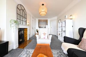 sala de estar con muebles blancos y chimenea en Seaside Getaway en Brighton & Hove