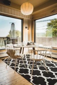 ein Esszimmer mit einem Tisch und Stühlen sowie einem großen Fenster in der Unterkunft Hotel de l'Horizon in Sutton