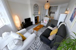 sala de estar con 2 sofás y TV en Seaside Getaway en Brighton & Hove