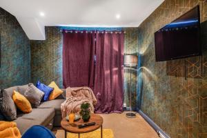 ein Wohnzimmer mit einem Sofa und einem Tisch in der Unterkunft Newly Renovated Flat in London w/FREE Parking in Hendon