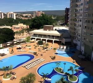 卡达斯诺瓦斯Riviera 1 Quarto的从空中俯瞰拥有两个游泳池的度假村