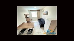 卡达斯诺瓦斯Riviera 1 Quarto的配有桌子和冰箱的厨房和餐厅 更多22张照片