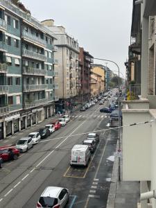vista su una strada della città con auto parcheggiate di Nizza 90 a Torino
