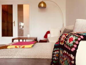 - un salon avec un canapé et une couverture dans l'établissement La brocante sur la seine -309, à Rouen