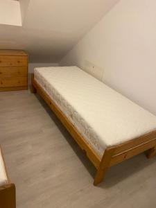 Postel nebo postele na pokoji v ubytování Apartamentowiec Amon przy plaży 16 i 19