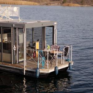 Braunsbedra的住宿－Hausboot Flying King，水面上配有桌椅的码头