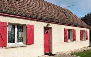 een wit gebouw met rode deuren en ramen bij Étape au Chemin des Dames - Chambre et table d'hôtes in Pontavert