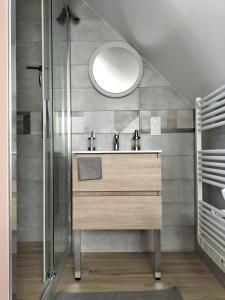 ein Bad mit einem Waschbecken und einem Spiegel in der Unterkunft Étape au Chemin des Dames - Chambre et table d'hôtes in Pontavert
