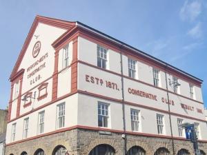 Fotografie z fotogalerie ubytování Apartment 1 Old Conservative Club in Historic - Town Pass the Keys v destinaci Caernarfon