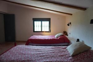 um quarto com 2 camas e uma janela em Casa Trujala em Segura de la Sierra