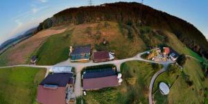 una vista aérea de una casa en una colina en Staufenhof - b48543 en Maisprach