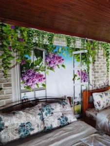 ein Schlafzimmer mit Blumen an der Wand in der Unterkunft Marios House 2 in Xánthi