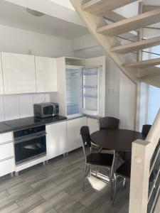 Kuchyň nebo kuchyňský kout v ubytování Apartamentowiec Amon przy plaży 16 i 19