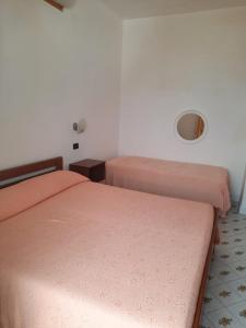 twee bedden naast elkaar in een kamer bij Casa La Perla in Ischia