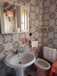 een badkamer met een wastafel en een toilet bij Casa La Perla in Ischia