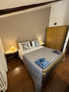 um quarto com uma cama com uma toalha azul em La vecchia Cascina Rossa em Fubine
