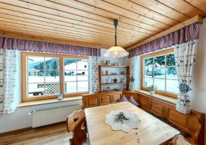 因涅科里姆斯的住宿－Gemütliches Ferienhaus in ruhiger Lage，一间带木桌和窗户的用餐室