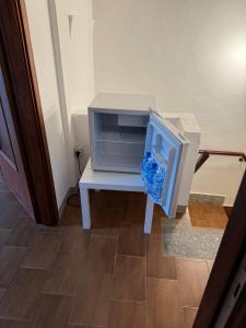 uma pequena mesa branca com um micro-ondas num quarto em La vecchia Cascina Rossa em Fubine