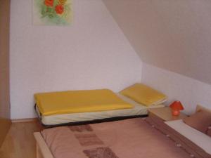 una piccola camera con due letti in un angolo di Ferienwohnung in Domsühl a Domsühl