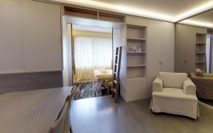 ein Wohnzimmer mit einem Tisch, Stühlen und einem Sofa in der Unterkunft Suot Brattas 2 in St. Moritz