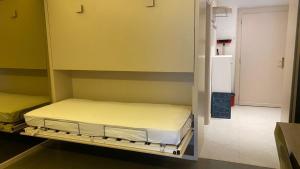 ein Krankenhauszimmer mit einem Bett in einem Zimmer in der Unterkunft Suot Brattas 2 in St. Moritz