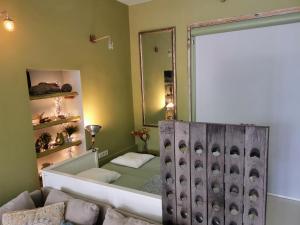 a bathtub in a room with a mirror at Slapen aan de Sluis in Utrecht