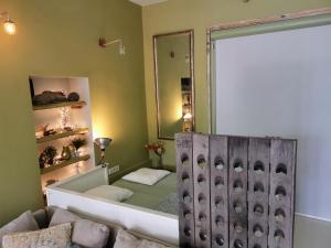 een bad in een kamer met een spiegel bij Slapen aan de Sluis in Utrecht
