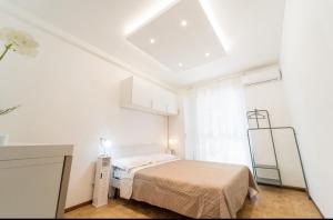 - une chambre blanche avec un lit et une fenêtre dans l'établissement SANNY APARTMENT IN THE CITY CENTER, à Sanremo