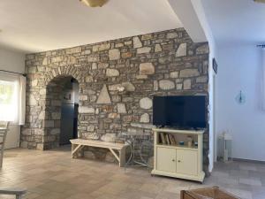 TV a/nebo společenská místnost v ubytování Cycladic home in Kounados Paros