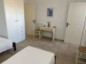 Postel nebo postele na pokoji v ubytování Cycladic home in Kounados Paros