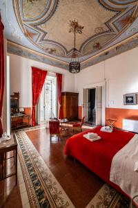 1 dormitorio con 1 cama grande y techo artesonado en Dimora Storica Giostra Vecchia - Palazzo Grisolia 1809 en Cosenza