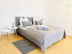 a bedroom with a bed with two towels on it at Charmante Ferienwohnung Greta 109 in der City von Norden in Norden