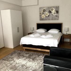 - une chambre avec un grand lit et un canapé dans l'établissement Posh 1 bedroom flat - city center and balcony (West3), à Zurich