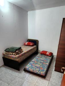 Habitación con 2 camas en una habitación en Clotilde Depto Completo en Posadas