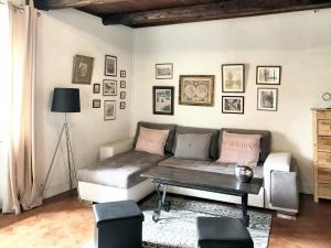 ein Wohnzimmer mit einem Sofa und einem Couchtisch in der Unterkunft Maison de 5 chambres avec piscine partagee jardin clos et wifi a Saint Andre de Cruzieres in Saint-André-de-Cruzières
