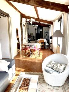ein Wohnzimmer mit einem Tisch und Stühlen in der Unterkunft Maison de 5 chambres avec piscine partagee jardin clos et wifi a Saint Andre de Cruzieres in Saint-André-de-Cruzières