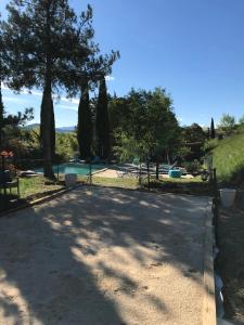 eine Auffahrt mit Bäumen und einem Pool in der Unterkunft Maison de 5 chambres avec piscine partagee jardin clos et wifi a Saint Andre de Cruzieres in Saint-André-de-Cruzières