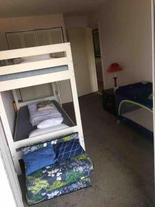 een slaapkamer met 2 stapelbedden en een bed bij TOP central Cabourg 2Terrasses 80m2 in Cabourg