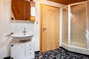 a bathroom with a sink and a shower at Ferienwohnung Plötz in Bad Koetzting