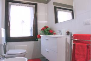 A bathroom at The History Apartment - Le Cà De Boron Még 13 kép