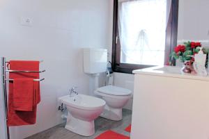 A bathroom at The History Apartment - Le Cà De Boron