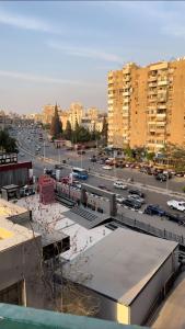 una vista de un aparcamiento en una ciudad en شقه فاخره ف ارقي مناطق مصر الجديده en El Cairo