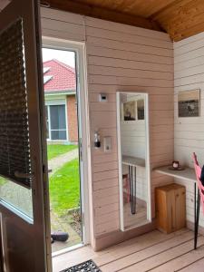 an outside view of a sauna with two mirrors at Gartenzimmer zwischen den Meeren in Ladelund