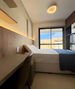 - une chambre avec un lit et une grande fenêtre dans l'établissement House Barra 603 · Novíssimo apt Vista Mar na Barra, à Salvador