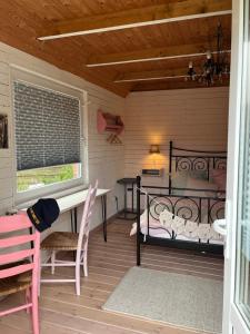 Schlafzimmer mit einem Bett, einem Tisch und Stühlen in der Unterkunft Gartenzimmer zwischen den Meeren in Ladelund