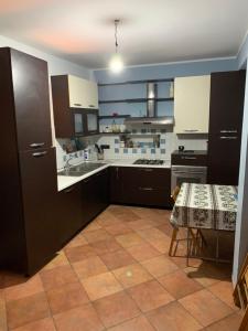 a kitchen with black and white appliances and a table at Il Marinaio in Messina